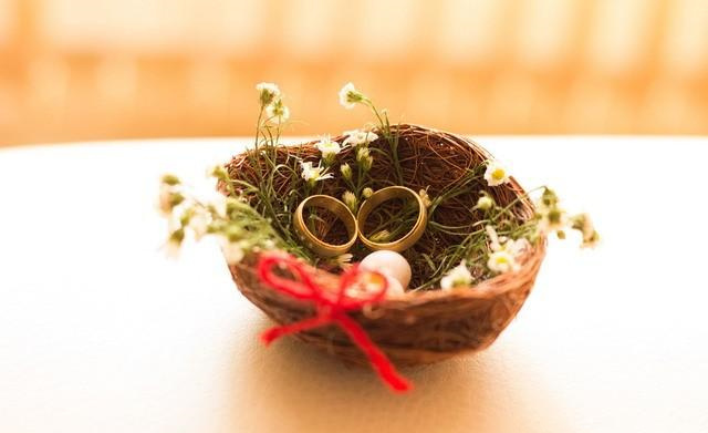 结婚照挂客厅好还是卧室好呢