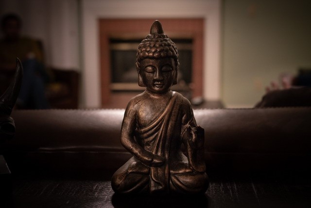 日柱桃花的命理解析及其对婚姻出轨现象的深远影响探讨
